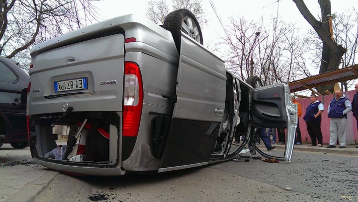 В центре Кишинева в результате ДТП перевернулся автомобиль (ФОТО)