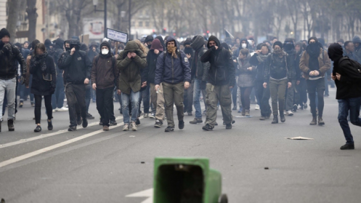 В Париже произошли столкновения между студентами и полицией (ВИДЕО)