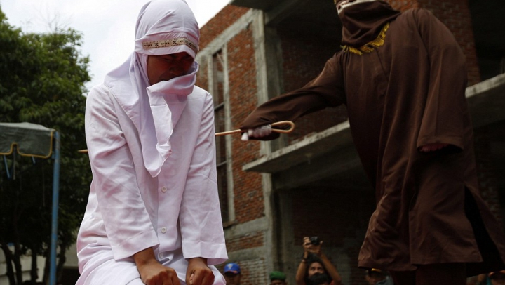 В Индонезии девушку высекли до полусмерти за секс до свадьбы (ФОТО)