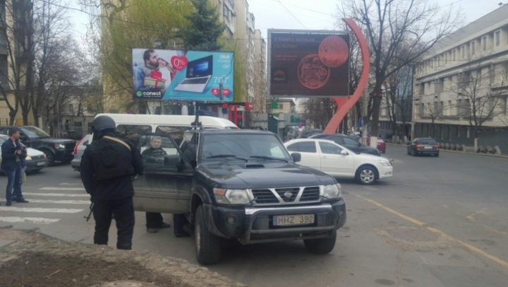 Группа спецназа "Фулджер" обыскала джип в центре столицы (ФОТО)