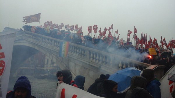 В Венеции полиция применила водометы против активистов