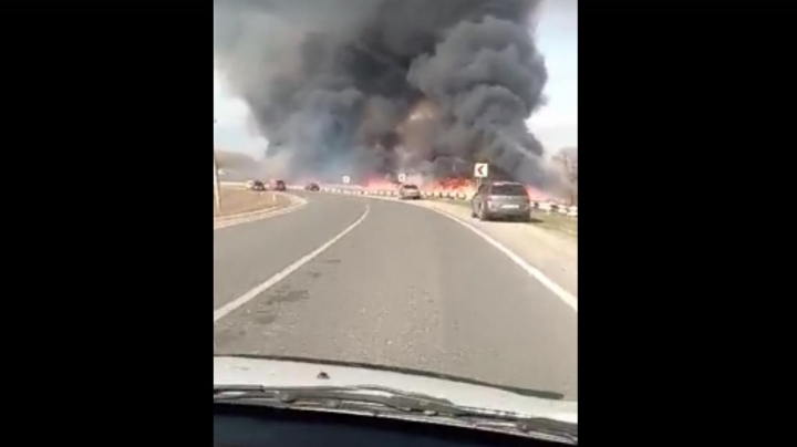 Сильный пожар разгорелся вблизи рынка в Бельцах (ВИДЕО)