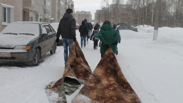 В российском Нововятске ямы на дорогах накрыли коврами (ФОТО)