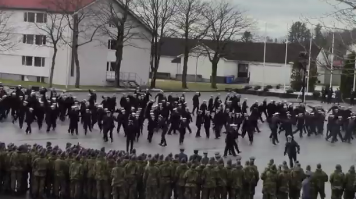 Танец выпускников Королевского военно-морского училища под Uptown Funk (ВИДЕО)