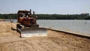 Подготовка к летнему сезону в Вадул-луй-Водэ: рабочие обустраивают базы отдыха