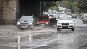Три улицы затопило в Кишиневе из-за прорыва водопроводной трубы