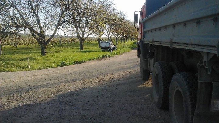 В муниципии Кишиневе машина съехала в поле и перевернулась (ФОТО)