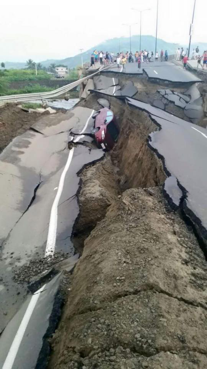 Последствия крупнейшего землетрясения в Эквадоре (ФОТОРЕПОРТАЖ)