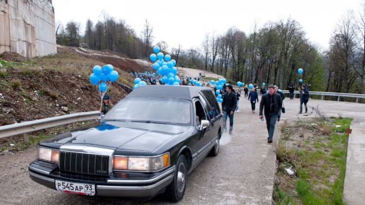 В Сочи в гробу похоронили 200 кг салата «Цезарь» (ФОТО)