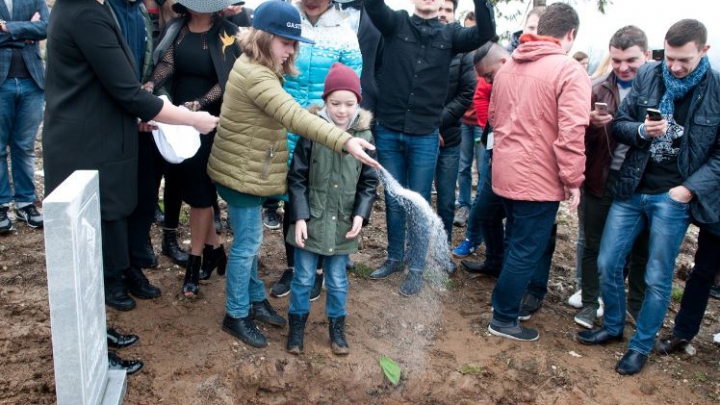 В Сочи в гробу похоронили 200 кг салата «Цезарь» (ФОТО)