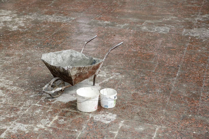 В Кишиневе наводят красоту перед праздниками (ФОТОРЕПОРТАЖ)