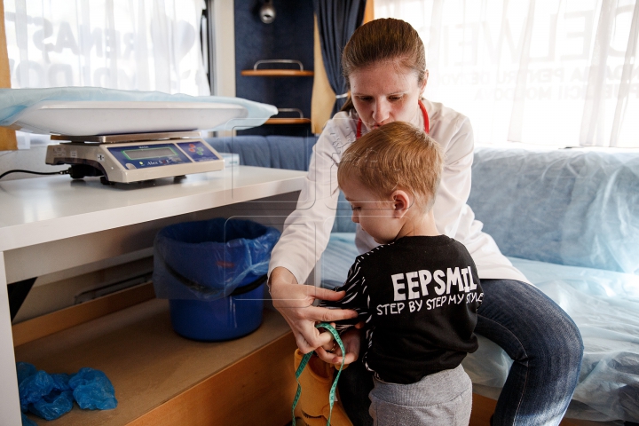 Педиатры мобильного кабинета "Возродим Молдову" бесплатно обследовали детей (ФОТО)