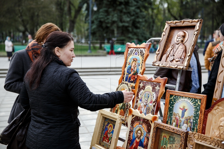 Заключенные молдавских тюрем представили свои иконы и распятия на столичной ярмарке (ФОТОРЕПОРТАЖ)