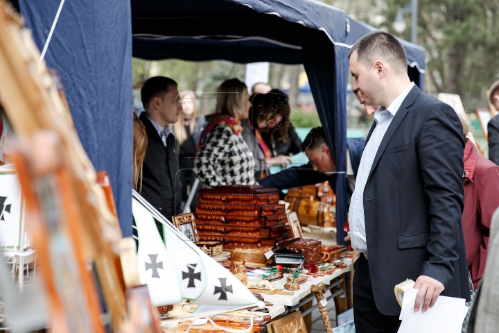 Заключенные молдавских тюрем представили свои иконы и распятия на столичной ярмарке (ФОТОРЕПОРТАЖ)