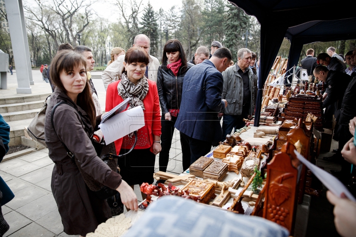Заключенные молдавских тюрем представили свои иконы и распятия на столичной ярмарке (ФОТОРЕПОРТАЖ)