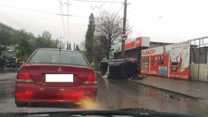 ДТП на Ботанике: машина съехала на тротуар и перевернулась (ФОТО)