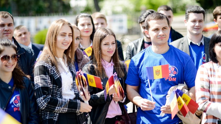 Активисты молодежного крыла ДПМ раздали прохожим тысячу флажков (ФОТО)