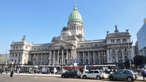 Парламент Аргентины принял законопроект о запрете увольнений на 180 дней  