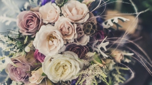 На последний звонок большим спросом у продавцов пользуются цветы