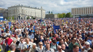 240 тысяч человек вышли на антиправительственную демонстрацию в Варшаве