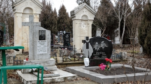 На кладбищах кипит работа: Люди наводят порядок на могилах родных к Радонице