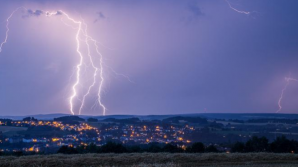 Два человека погибли и десятки пострадали от ударов молнии в Европе