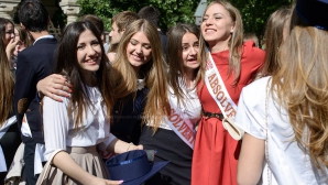 Лицеисты подбирают наряды к выпускному балу