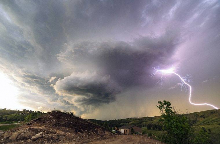 Метеоролог сфотографировал смертельные грозовые облака (ФОТО)