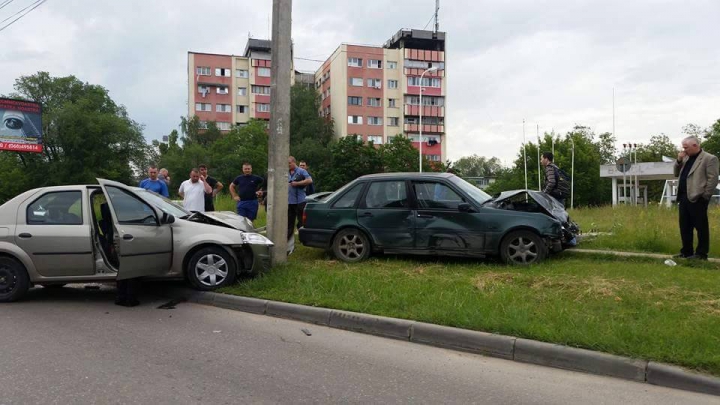 В Кишиневе на Чеканах столкнулись две машины: один человек попал в больницу