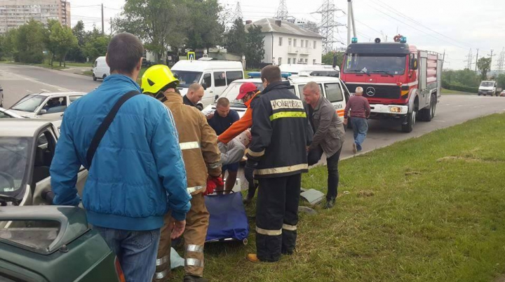 В Кишиневе на Чеканах столкнулись две машины: один человек попал в больницу