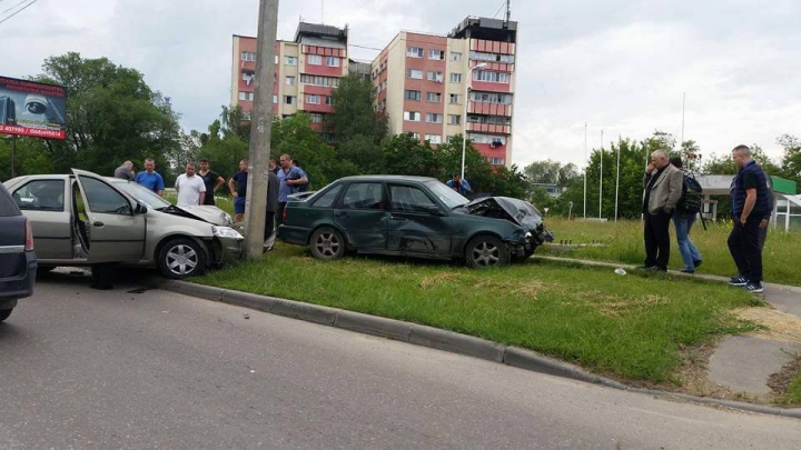 В Кишиневе на Чеканах столкнулись две машины: один человек попал в больницу