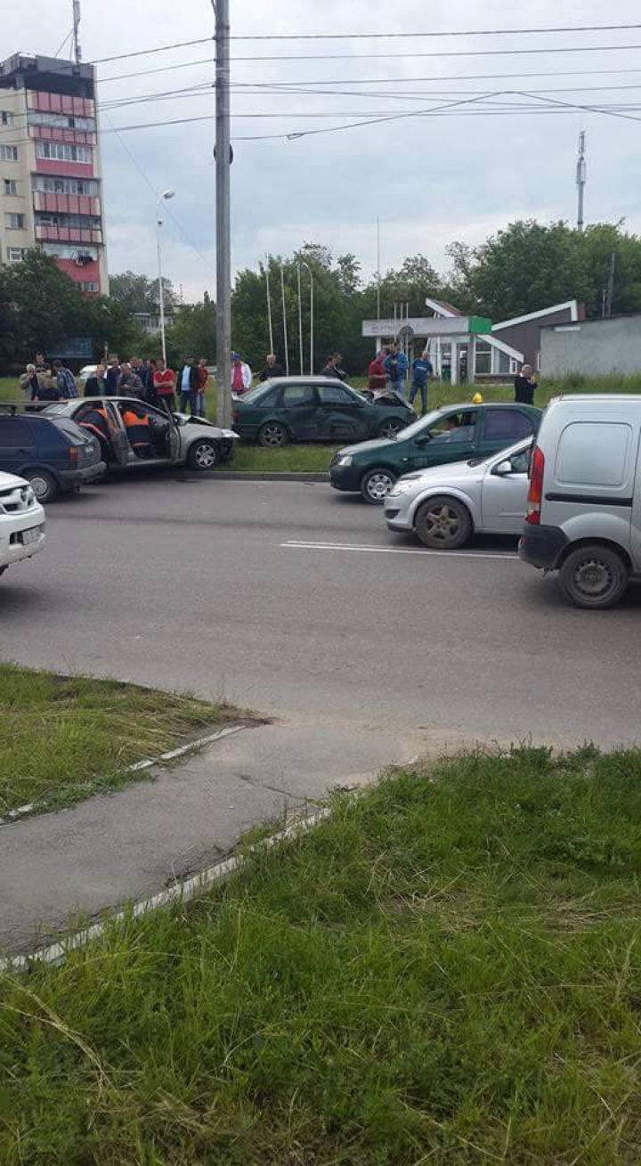 В Кишиневе на Чеканах столкнулись две машины: один человек попал в больницу