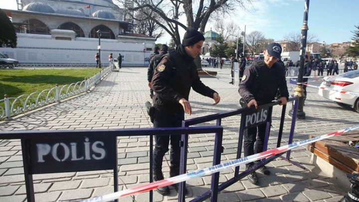 Бомба взорвалась под автомобильной эстакадой в Стамбуле