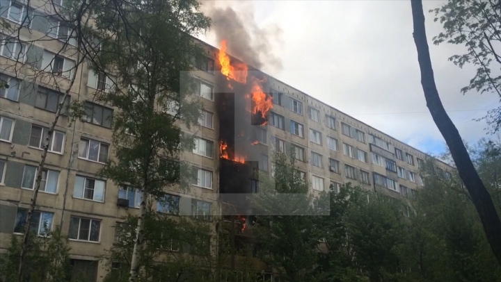 Пять этажей загорелись в жилом доме в Петербурге (ВИДЕО)