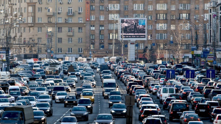 Рассыпавшиеся по дороге фаллоимитаторы спровоцировали пробку в центре Москвы (ФОТО)