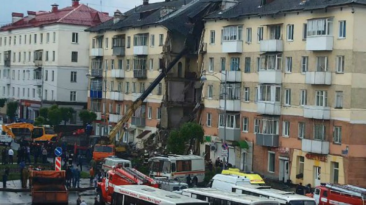 Один человек погиб при обрушении подъезда дома в Междуреченске