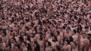 Шесть тысяч обнаженных людей одновременно позировали американскому фотографу в Боготе