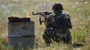 Выпускники военной Академии "Александру чел Бун" сдали экзамен по стрельбе 