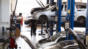 На Чеканах в автосервисе сгорели семь машин: работники говорят о поджоге