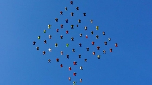 Мировой рекорд: 61 человек одновременно взлетели в вингсьютах (ВИДЕО)