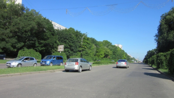 На столичном бульваре Дачия демонтировали рекламные панно (ФОТО)