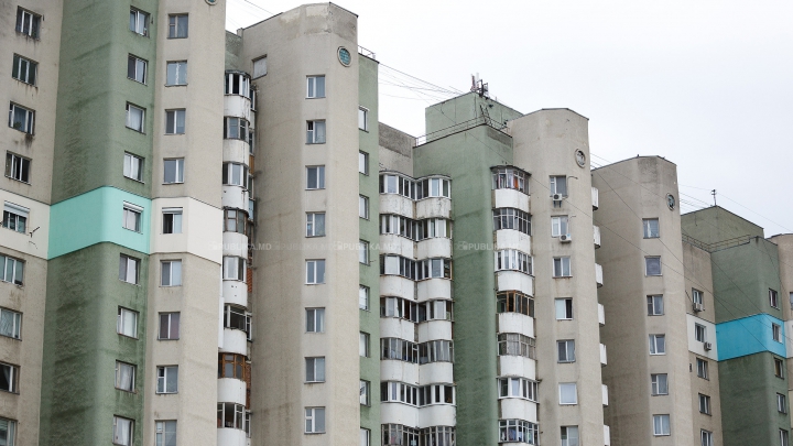 В столице в результате падения с девятого этажа разбился двухлетний малыш