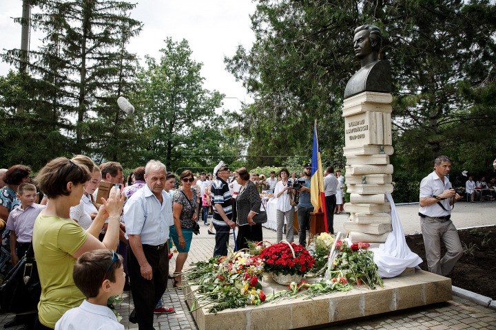 Скульптурную композицию, посвященную Думитру Матковскому, открыли на родине поэта (ФОТО)