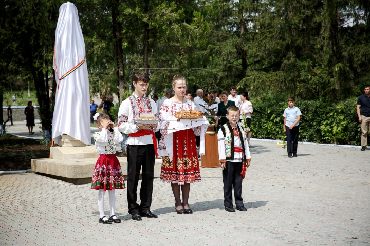 Скульптурную композицию, посвященную Думитру Матковскому, открыли на родине поэта (ФОТО)