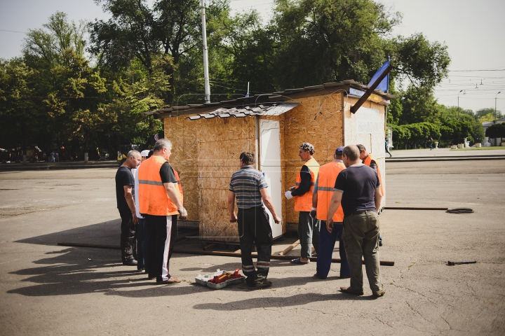 Палатки «Достоинства и правды» убрали с проезжей части (ФОТО)