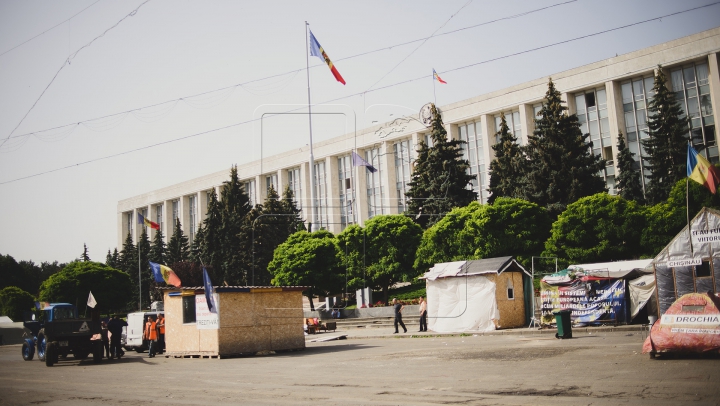 Палатки «Достоинства и правды» убрали с проезжей части (ФОТО)