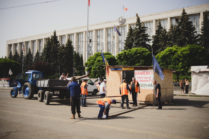 Палатки «Достоинства и правды» убрали с проезжей части (ФОТО)