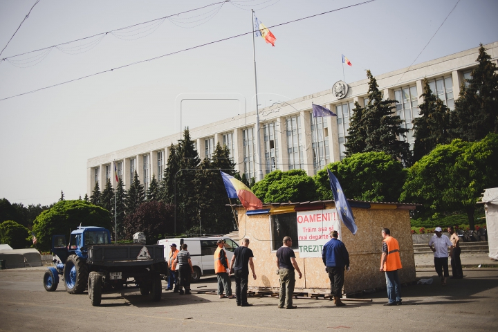 Палатки «Достоинства и правды» убрали с проезжей части (ФОТО)