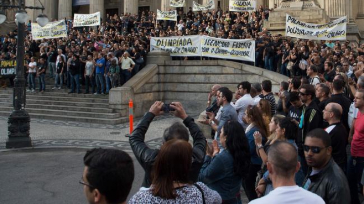 "Добро пожаловать в ад": туристов в Рио встречают бастующие бюджетники (ФОТО)