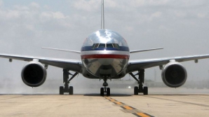 У пассажирского самолета в США в полете загорелся двигатель (ВИДЕО)